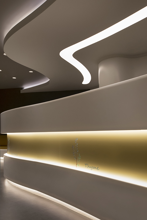 Empfangstresen der IASO Klinik – entworfen von Bllend Design Office mit PYTHA