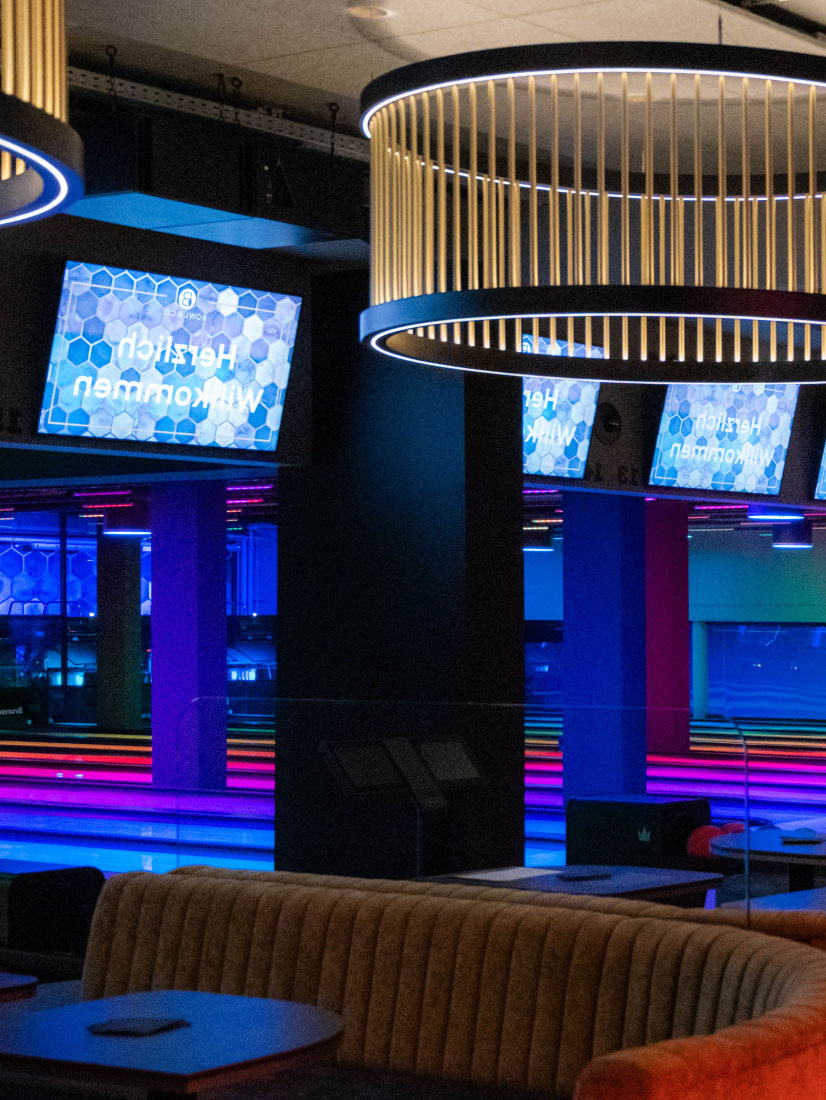Bowlingbereich des BOWL & CO. in Leonberg – Innenausbau mit PYTHA